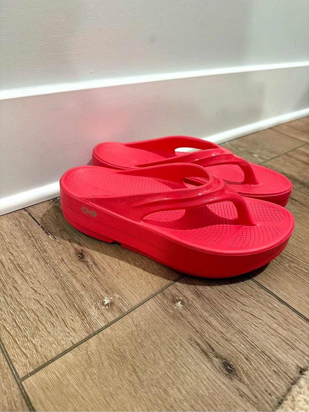 Women's Oofos OOMEGA THONG Recovery FLIP FLOP in Neon Berry size 8